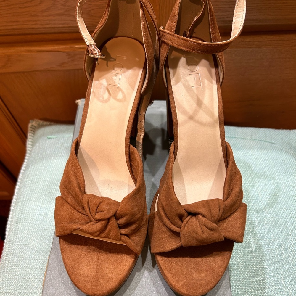 Women's peep-toe platform heels